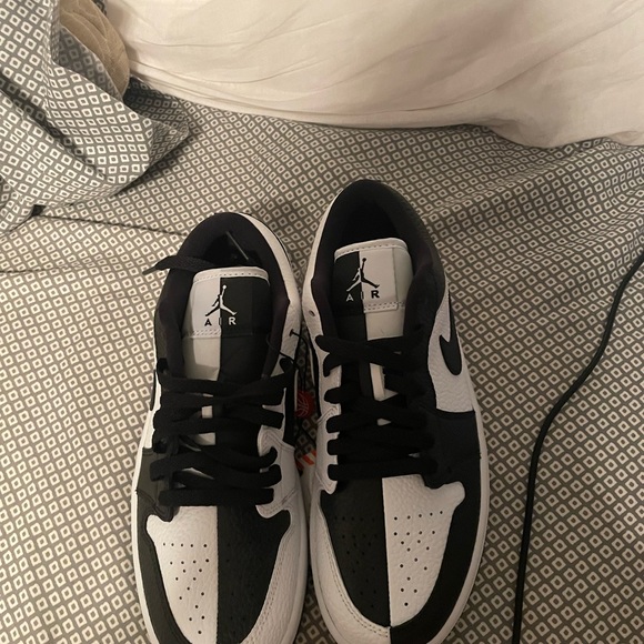 Black and white jordan one low size 7.5 in women - Picture 3 of 5